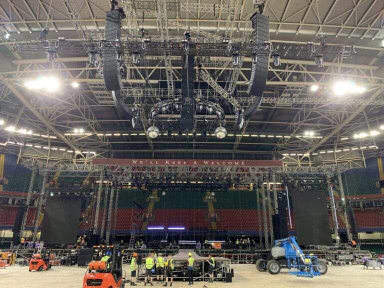 Solotech fields massive 23 hangs of MLA/Wavefront Precision for Stereophonics