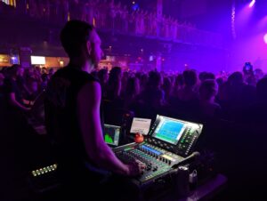 Swedish Singer/Songwriter LÉON tours with Dual dLive