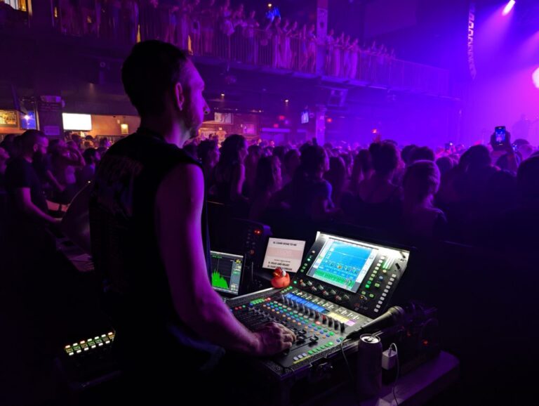 Swedish Singer/Songwriter LÉON tours with Dual dLive
